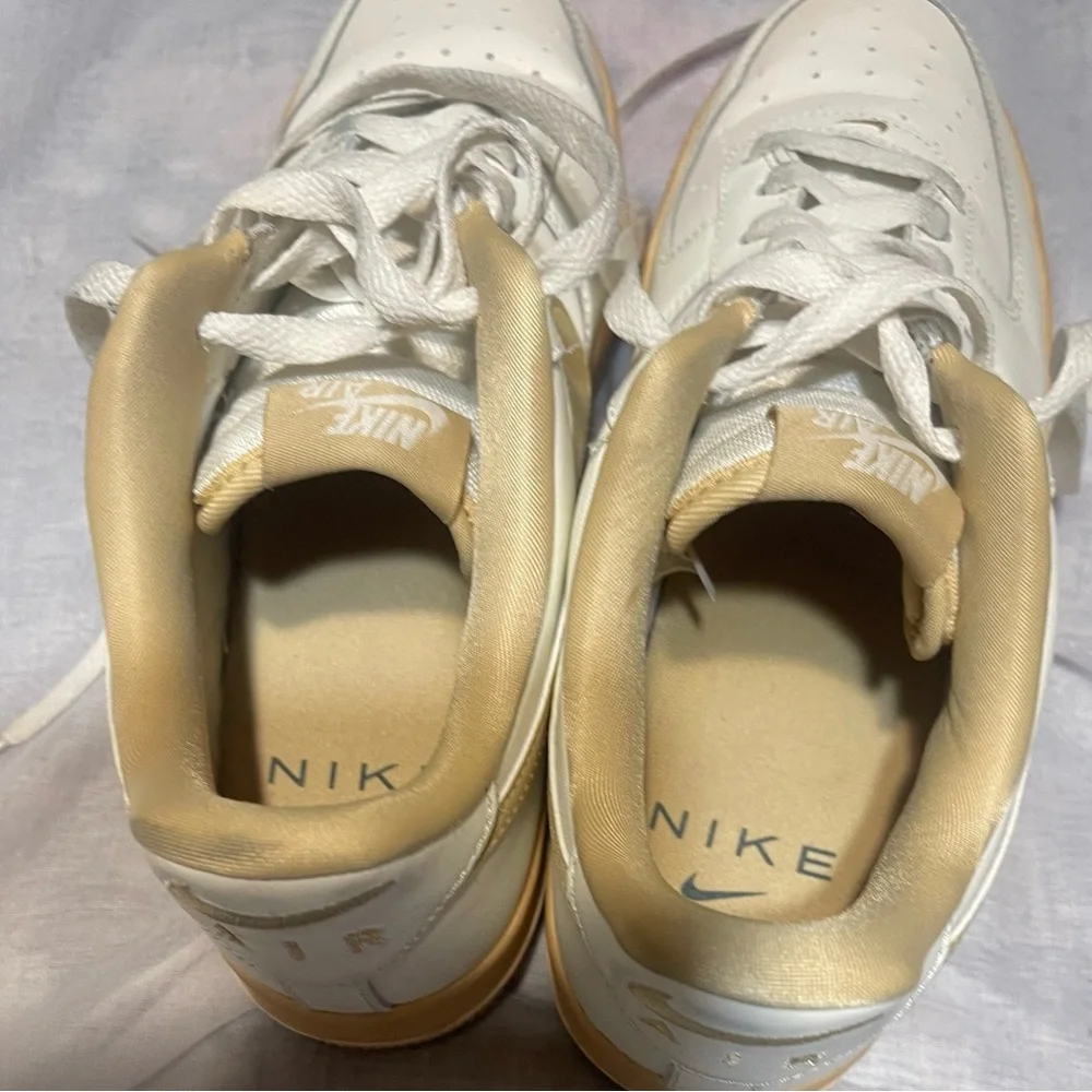 Nike  AIR Force  WMMS 1’07 White and Tan Sneakers